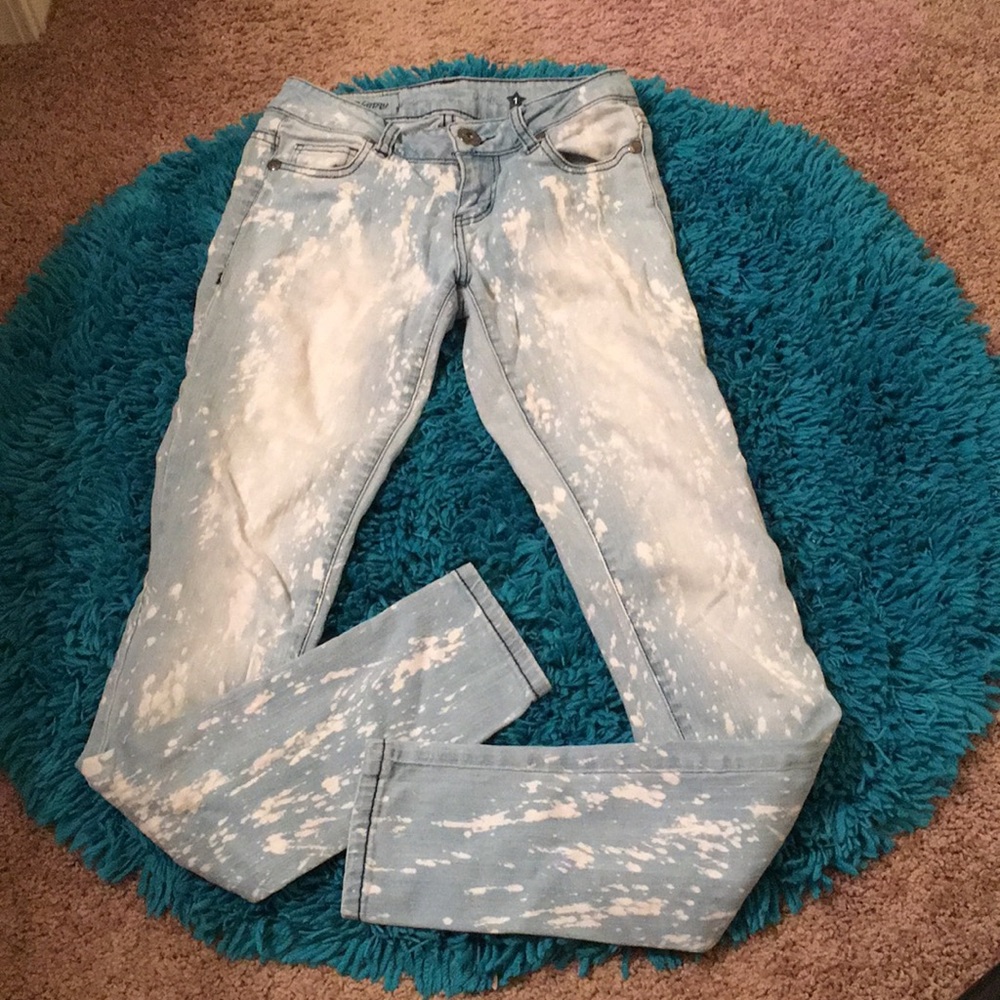 Bleach-Effect Jeans